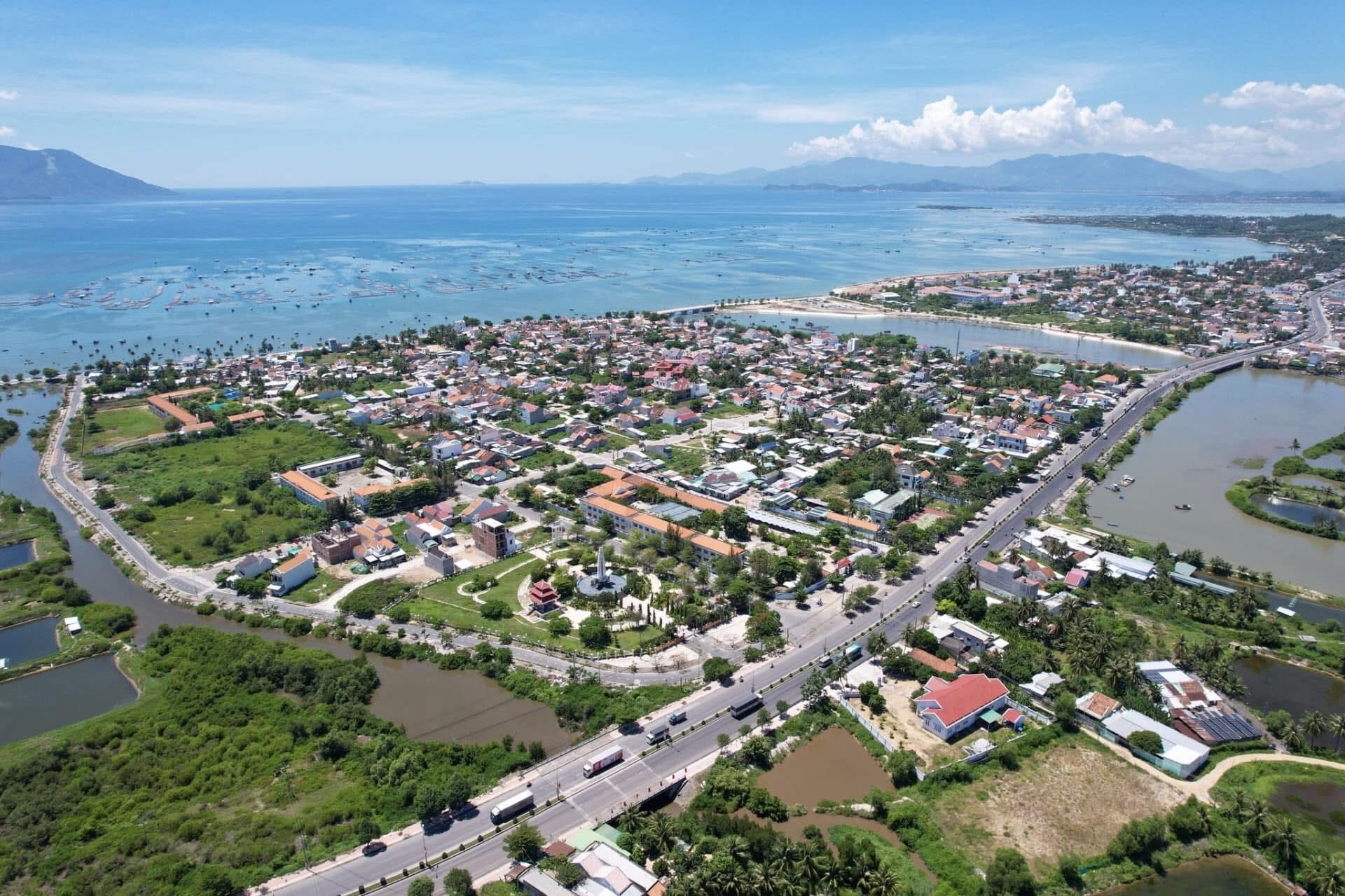 Xây dựng Vạn Ninh thành thị xã
